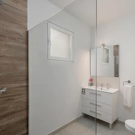 La Maison Dorée By An Island *